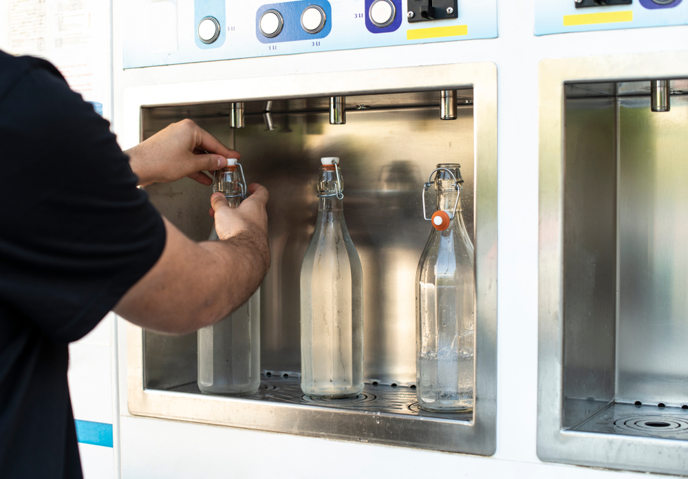 Mineral,water,machine,on,the,street.,filling,mineral,water,bottles